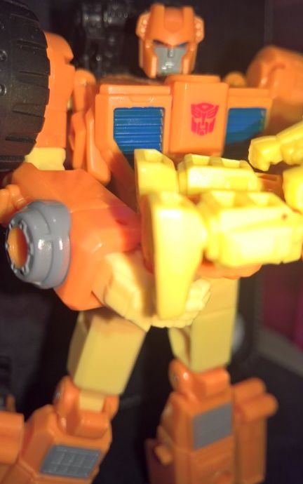 Thrilling 30 - Deluxe - Autobot - Scoop - Image 1