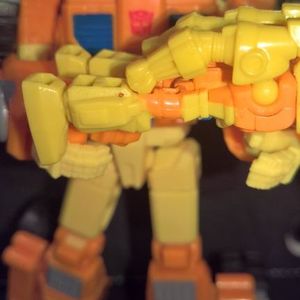 Thrilling 30 - Deluxe - Autobot - Scoop