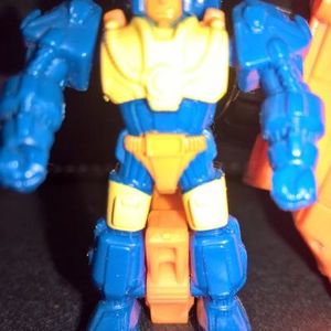 Thrilling 30 - Deluxe - Autobot - Scoop