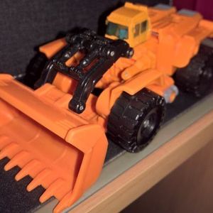 Thrilling 30 - Deluxe - Autobot - Scoop