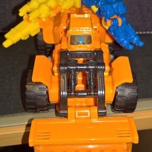 Thrilling 30 - Deluxe - Autobot - Scoop