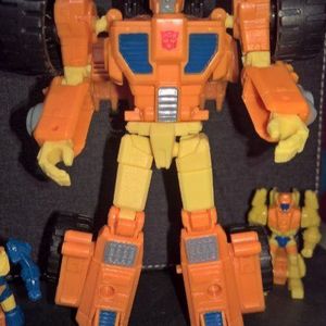Thrilling 30 - Deluxe - Autobot - Scoop