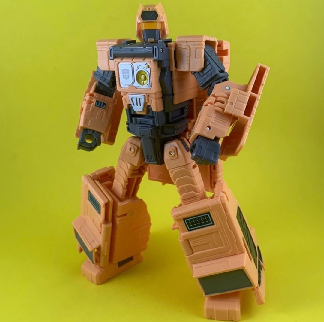 Transformers WFC Kingdom K30 Mainframe - Image 1
