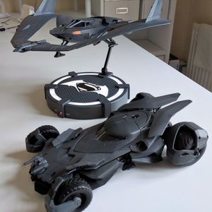 BvS Batmobile and Batwing ground