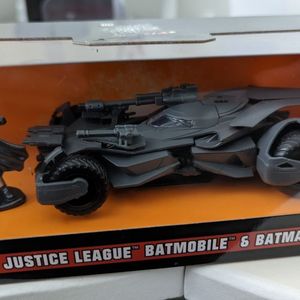 Justice League - Batmobile & Batman