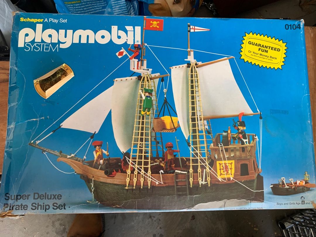 Super Deluxe Pirate Ship Set - Image 1