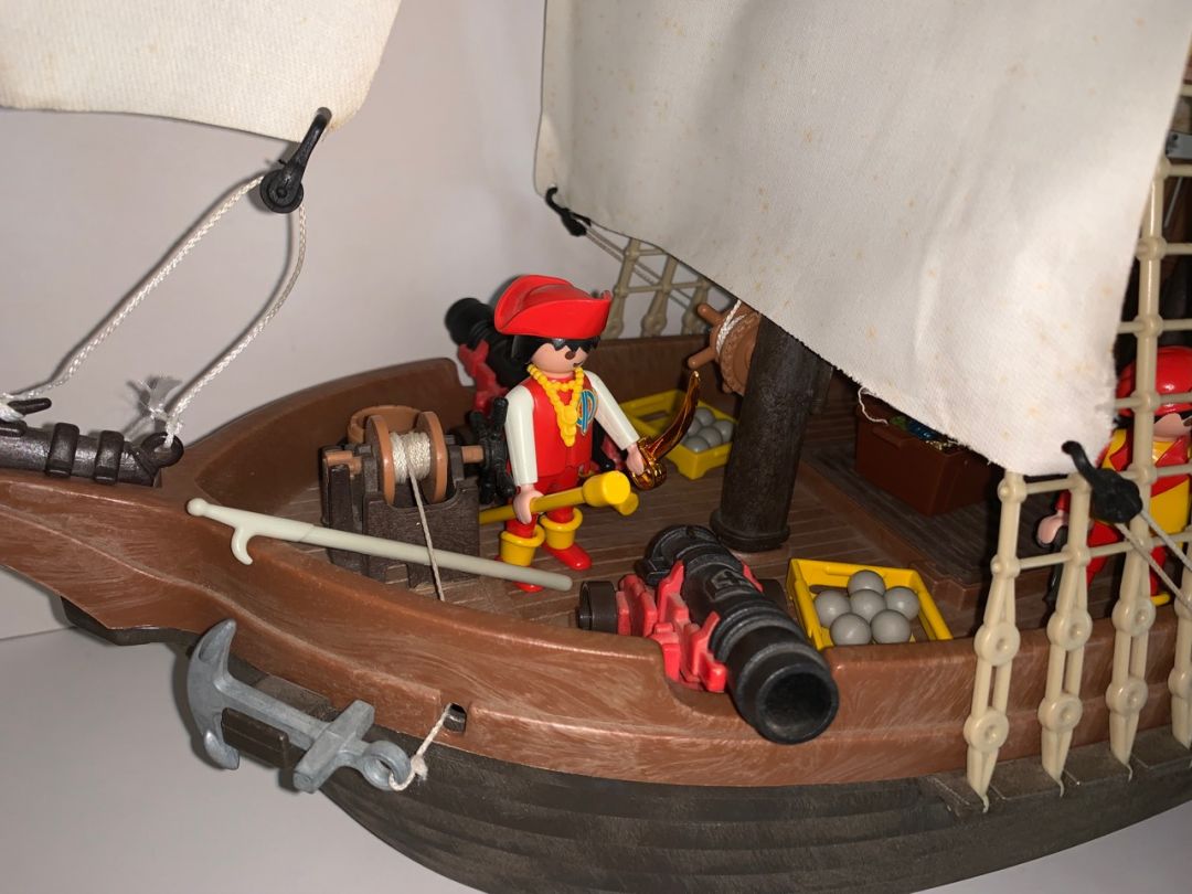 Super Deluxe Pirate Ship Set - Image 8