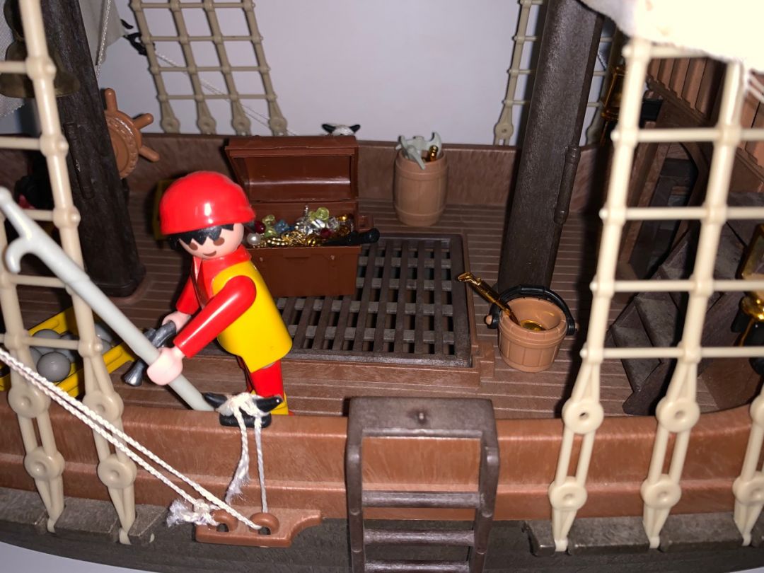 Super Deluxe Pirate Ship Set - Image 10