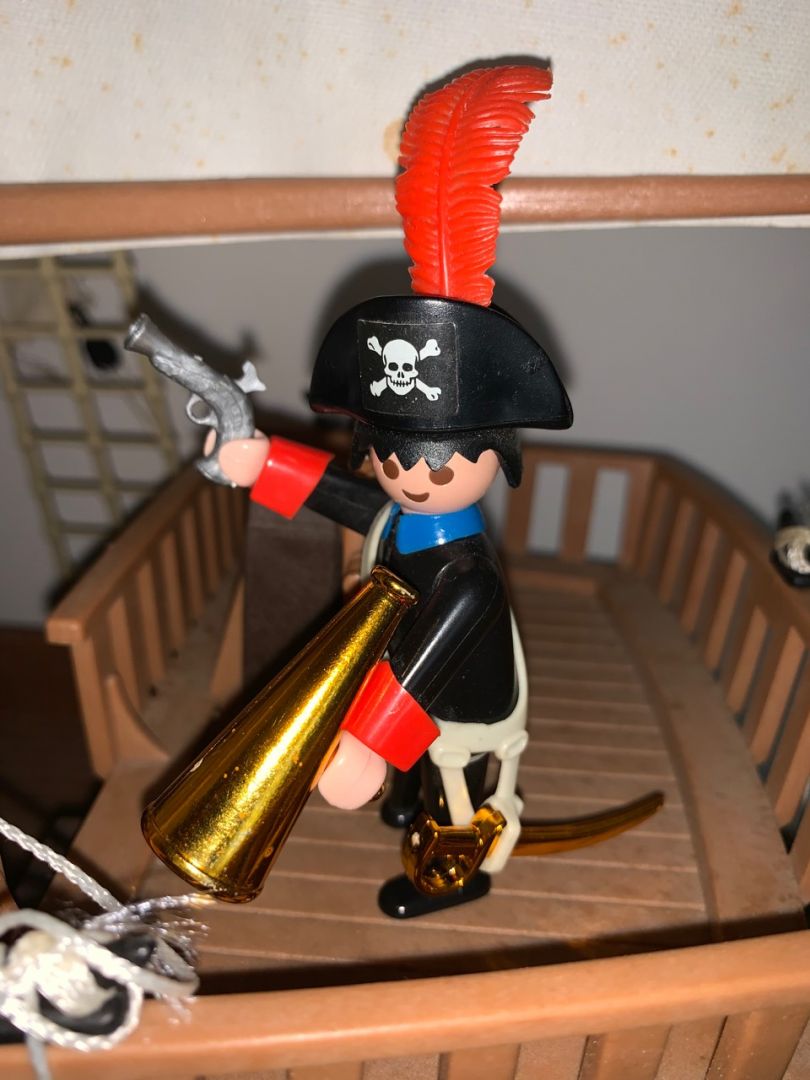 Super Deluxe Pirate Ship Set - Image 11