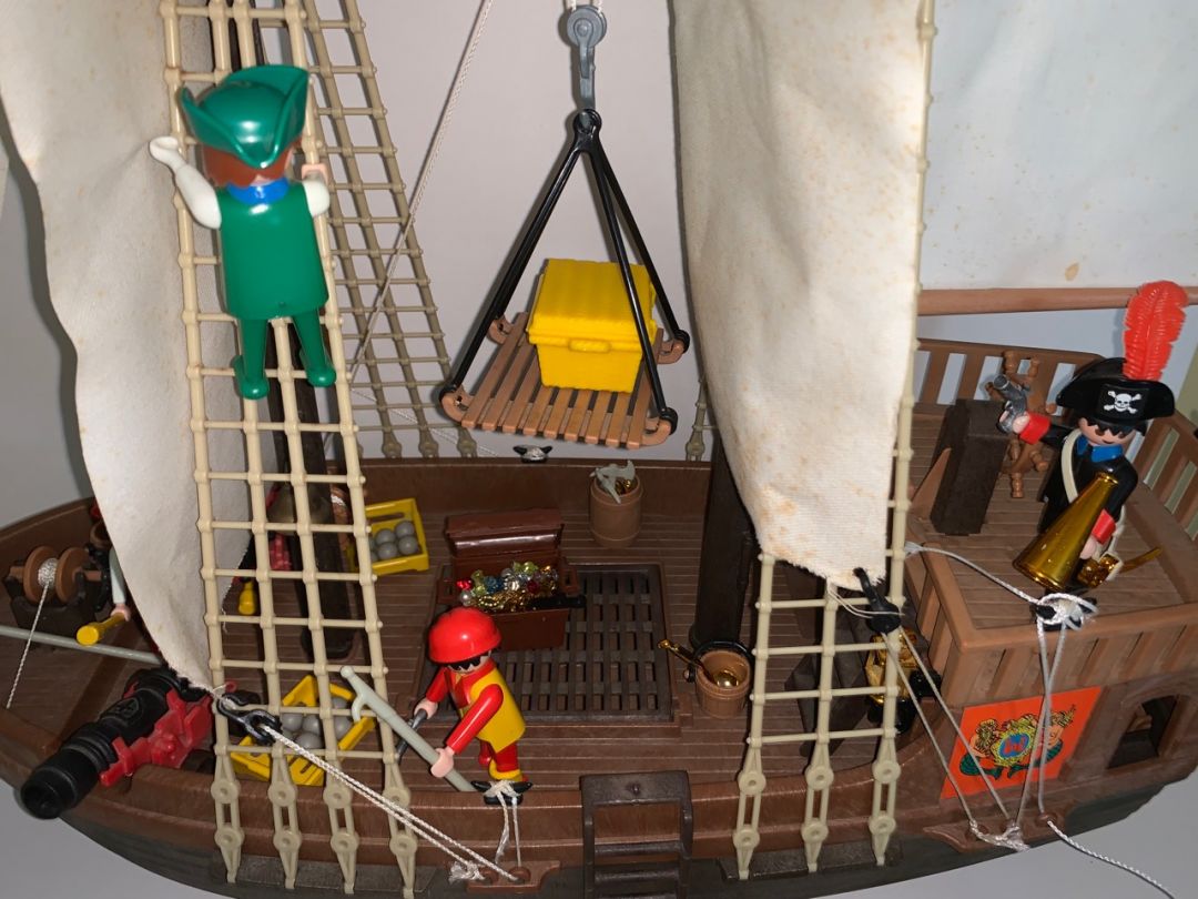 Super Deluxe Pirate Ship Set - Image 12