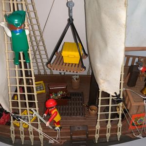 Super Deluxe Pirate Ship Set