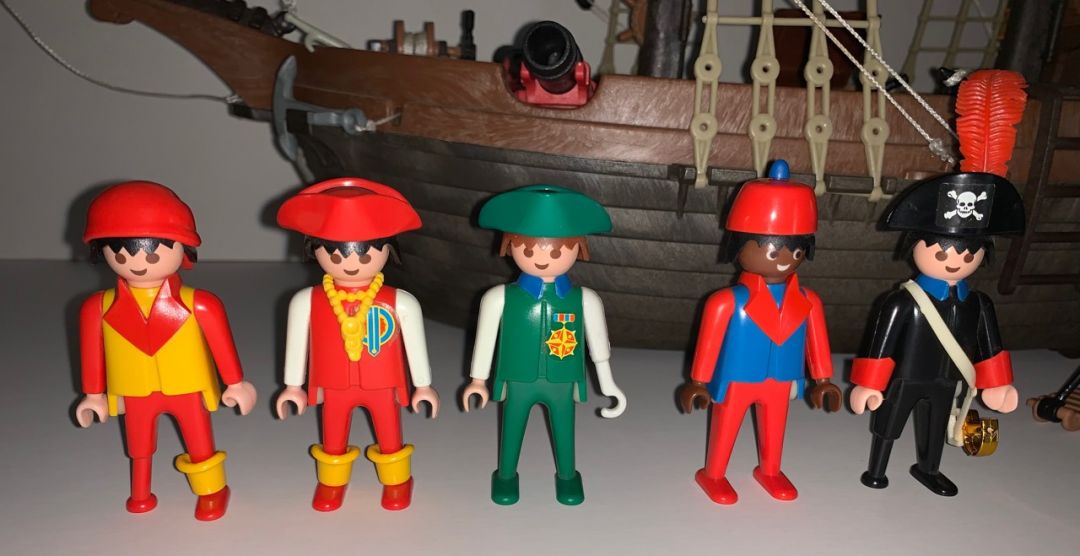 Super Deluxe Pirate Ship Set - Image 13