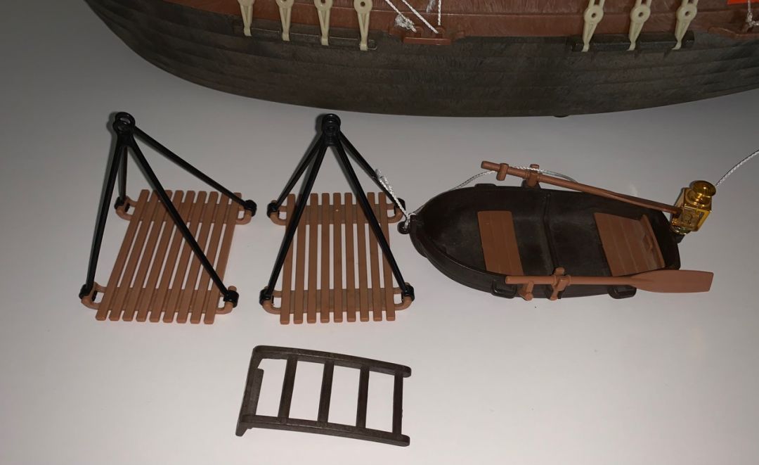 Super Deluxe Pirate Ship Set - Image 15