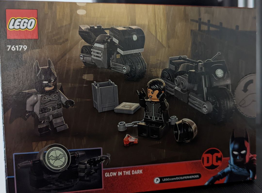 Lego DC Batman & Selina Kyle Motorcycle Pursuit - Image 2