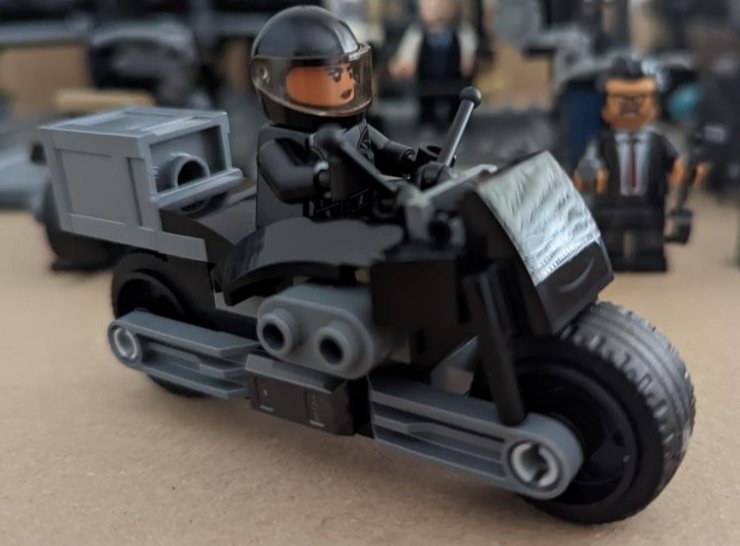 Lego DC Batman & Selina Kyle Motorcycle Pursuit - Image 5