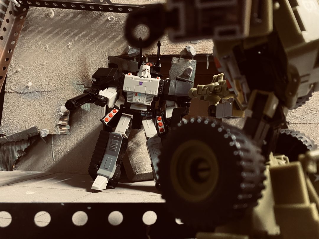 Bumblebee A.W.E. Striker - Image 2