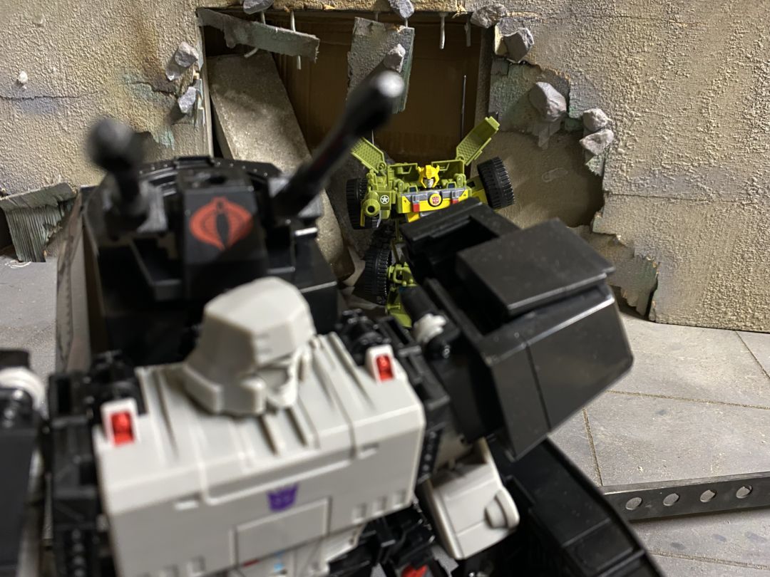 Bumblebee A.W.E. Striker - Image 3