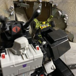 Bumblebee A.W.E. Striker