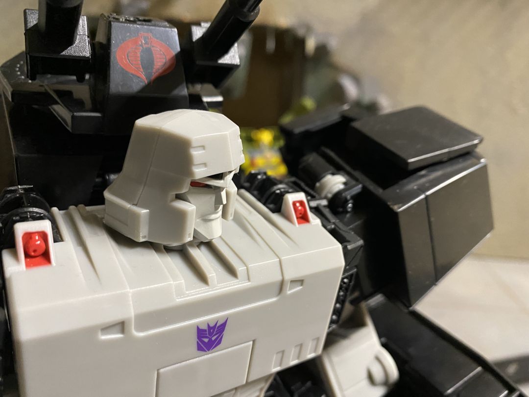 Bumblebee A.W.E. Striker - Image 4