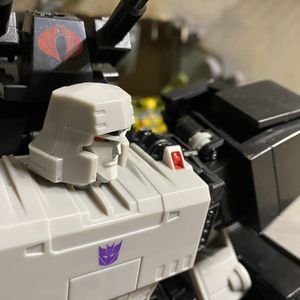 Bumblebee A.W.E. Striker