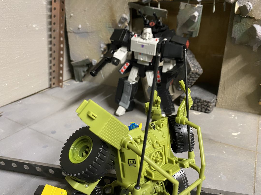 Bumblebee A.W.E. Striker - Image 5