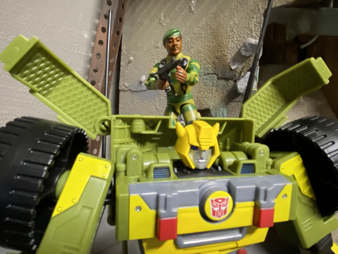 Bumblebee A.W.E. Striker - Image 6