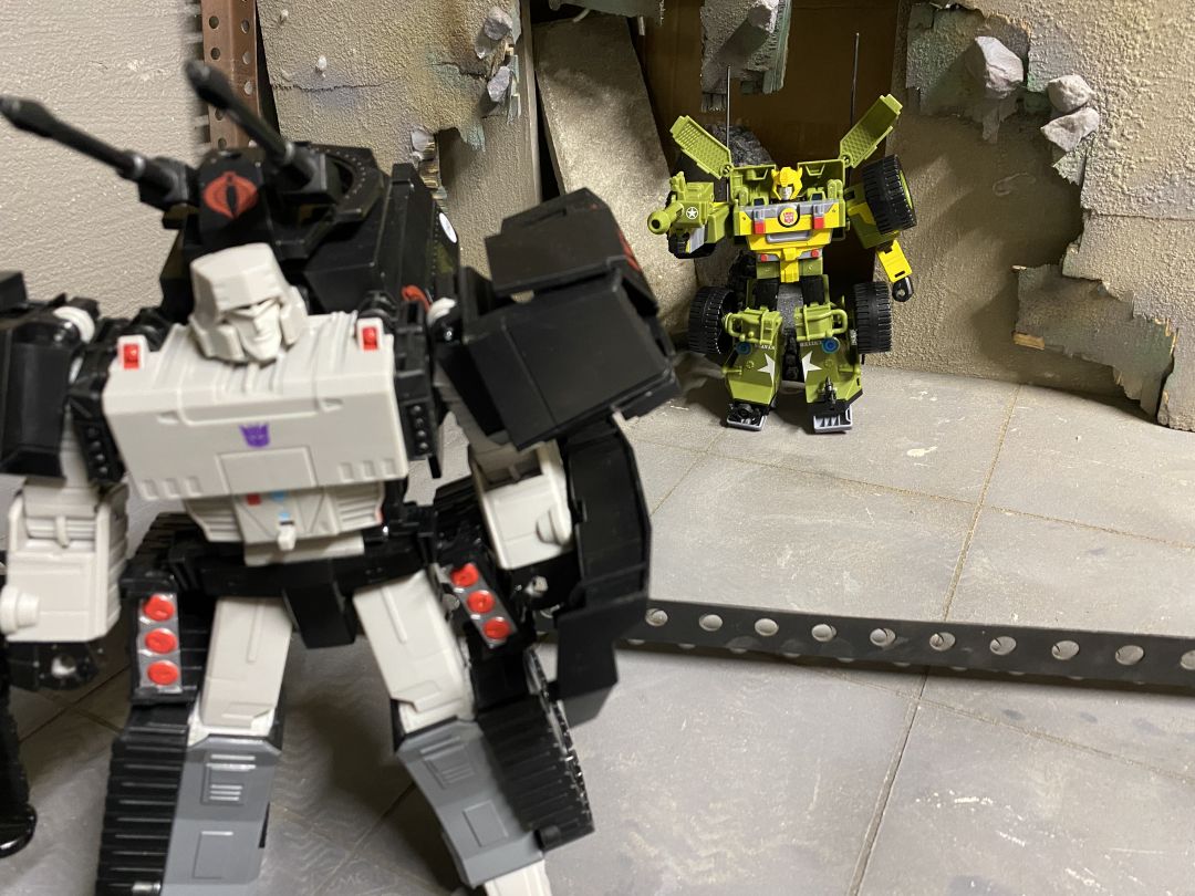 Bumblebee A.W.E. Striker - Image 10