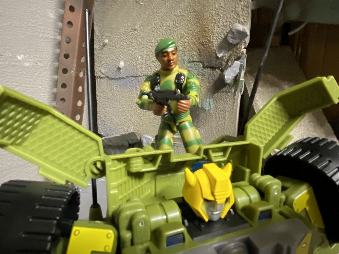 Bumblebee A.W.E. Striker - Image 11