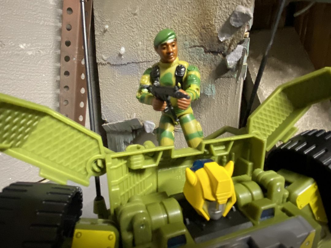 Bumblebee A.W.E. Striker - Image 14
