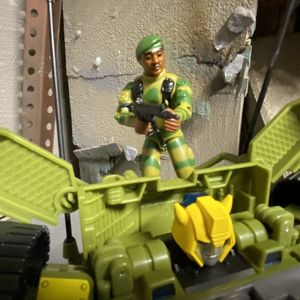 Bumblebee A.W.E. Striker