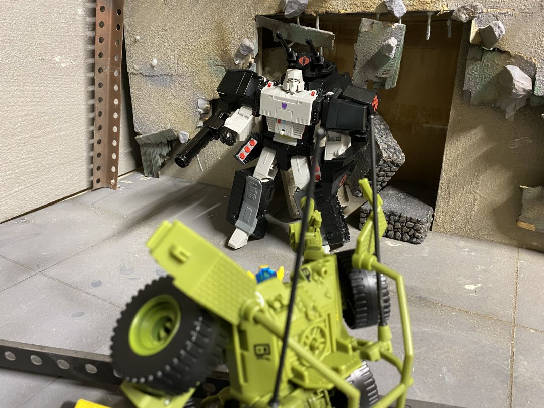 Bumblebee A.W.E. Striker - Image 20