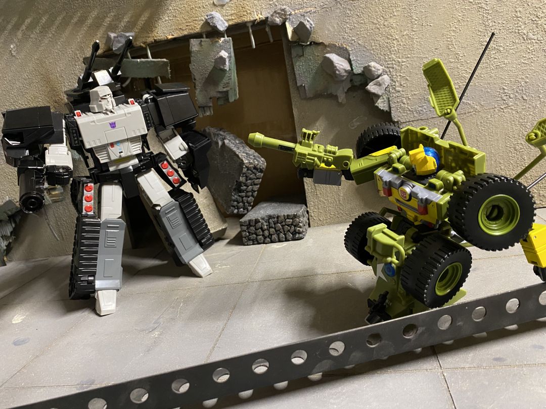 Bumblebee A.W.E. Striker - Image 25