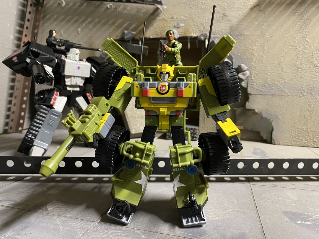 Bumblebee A.W.E. Striker - Image 1