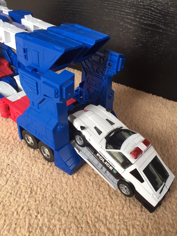 Ultra Magnus - Image 3