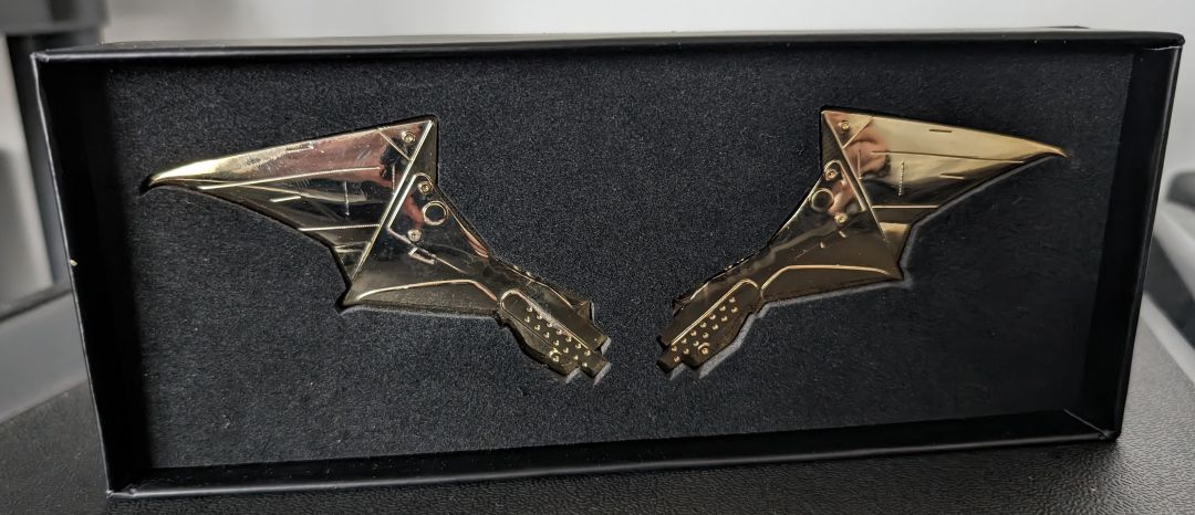 The Batman: 24K Gold Plated Replica Chest Emblem - Image 3