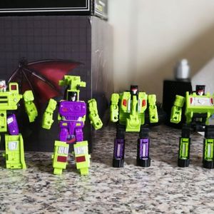 Legends Devastator.  AKA MFT Oversized KO of DX9 Hulkie. 