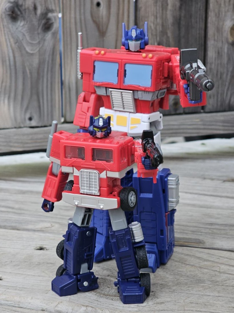 40th Anniversary Optimus Prime  - Image 9