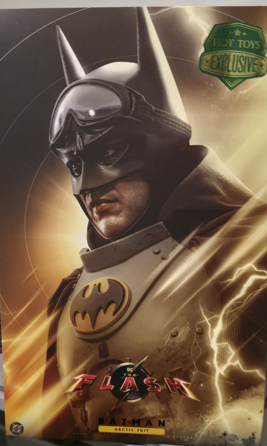 Hot Toys MMS897 The Flash Batman (Arctic Suit) 1/6th scale Collectible Figure - Image 2
