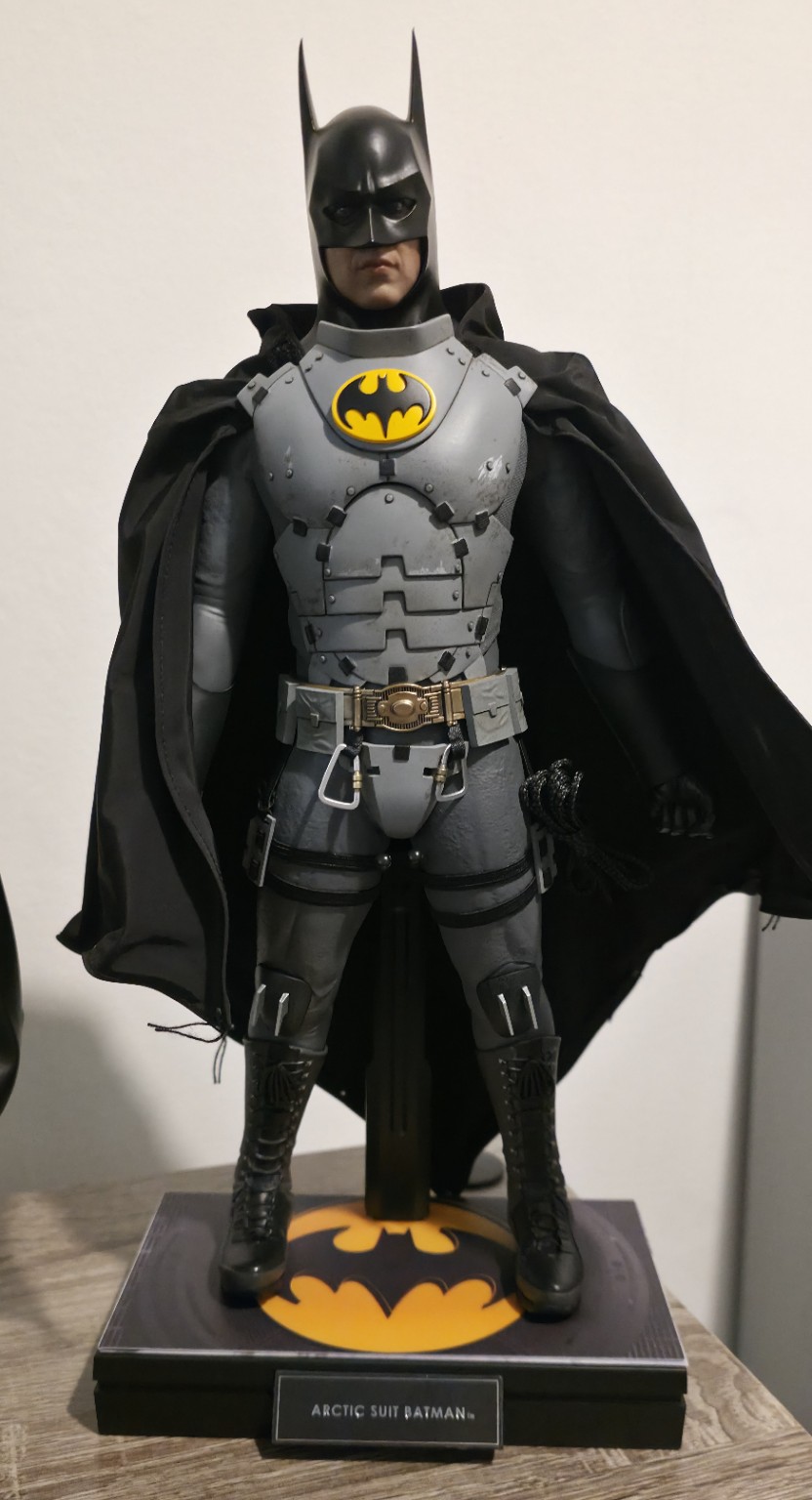 Hot Toys MMS897 The Flash Batman (Arctic Suit) 1/6th scale Collectible Figure - Image 1