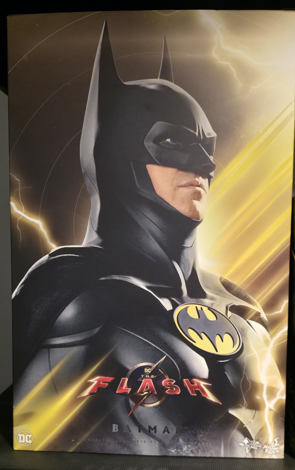 Hot Toys MMS712 The Flash – Batman (Modern Suit) 1:6th Scale Collectible Figure - Image 3