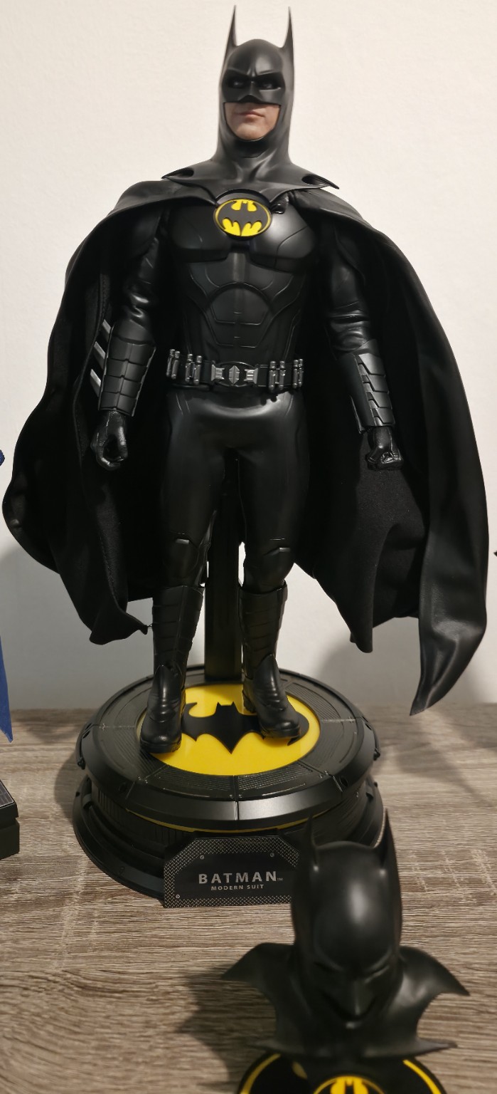 Hot Toys MMS712 The Flash – Batman (Modern Suit) 1:6th Scale Collectible Figure - Image 1