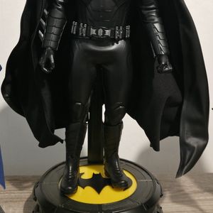 Hot Toys MMS712 The Flash – Batman (Modern Suit) 1:6th Scale Collectible Figure