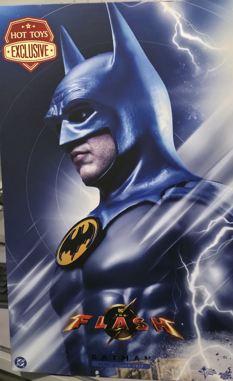Hot Toys MMS834 The Flash Batman (Blue & Grey Suit) 1/6th Scale Collectible Figure  - Image 3