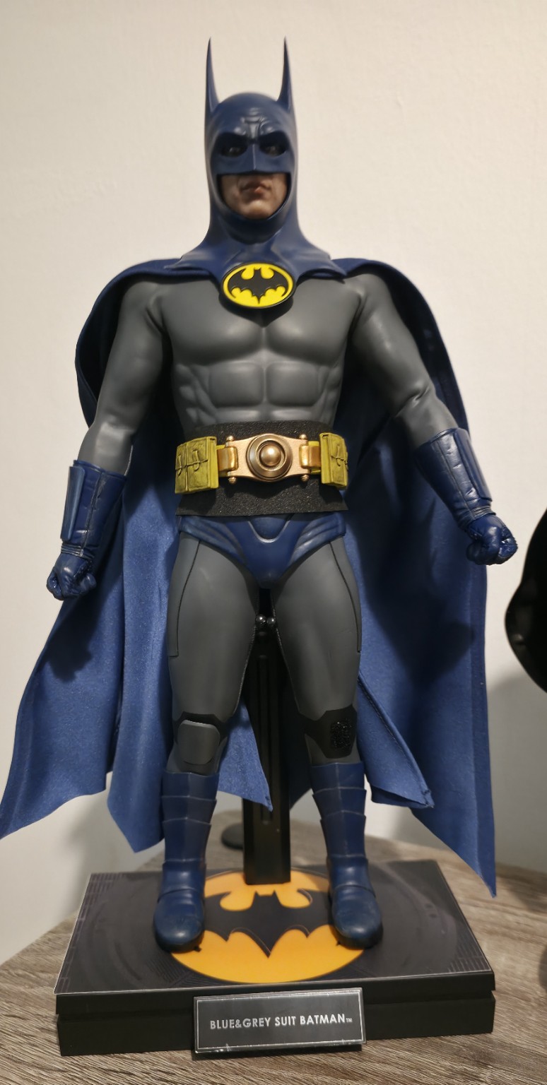 Hot Toys MMS834 The Flash Batman (Blue & Grey Suit) 1/6th Scale Collectible Figure  - Image 1
