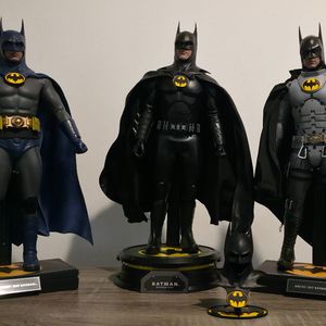 Hot Toys MMS897 The Flash Batman (Arctic Suit) 1/6th scale Collectible Figure